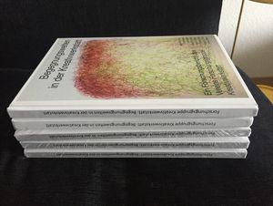 5 Exemplare des Buchs "Begegnungswelten in der Kreativwerkstatt" der Forschungsgruppe Kreativwerkstatt auf eine Stapel