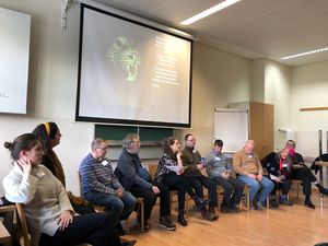 Mitglieder der Forschungsgruppe Kreativwerkstatt halten ein Referat an der IFO in Wien
