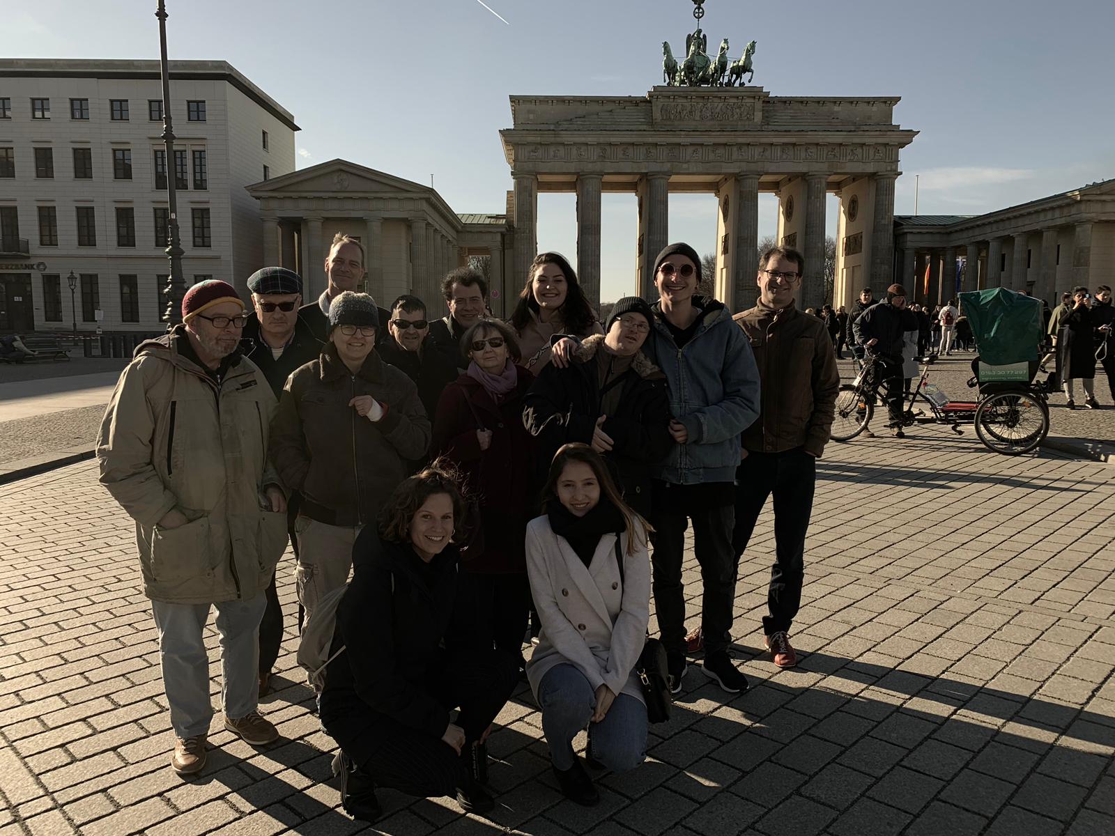 Mitglieder der Forschungsgruppe Kreativwerkstatt und Begleitpersonen vor dem Brandenburger Tor