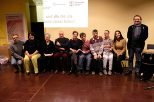 Gruppenfoto des Vereins Forschungsgruppe Kreativwerkstatt nach der Buchvernissage "Begegnungswelten in der Kreativwerkstatt" 