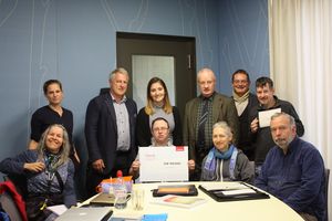 Verwaltungsratspräsident der Mobiliar, Urs Berger, und Forschungsgruppe Kreativwerkstatt mit Check über 100'000 Franken